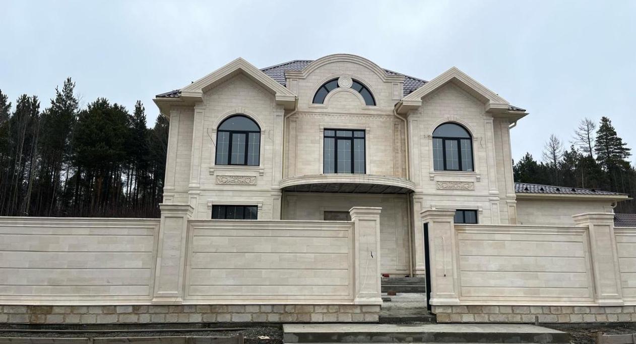 Классический особняк и каменное ограждение